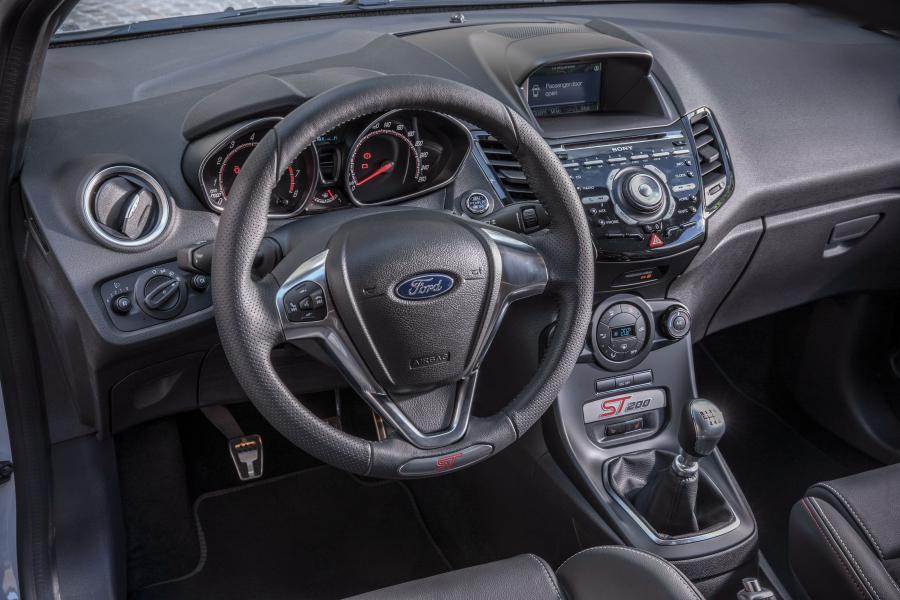  Ford Fiesta ST200 2016 года  (фото 32 из 36)